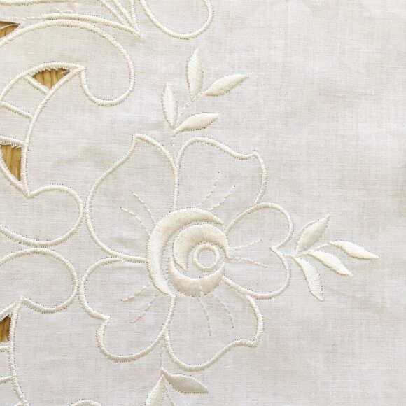 3 VINTAGE Embroidered Placemats w Cutwork & Embroidery. Gorgeous Vintage - Picture 5 of 5